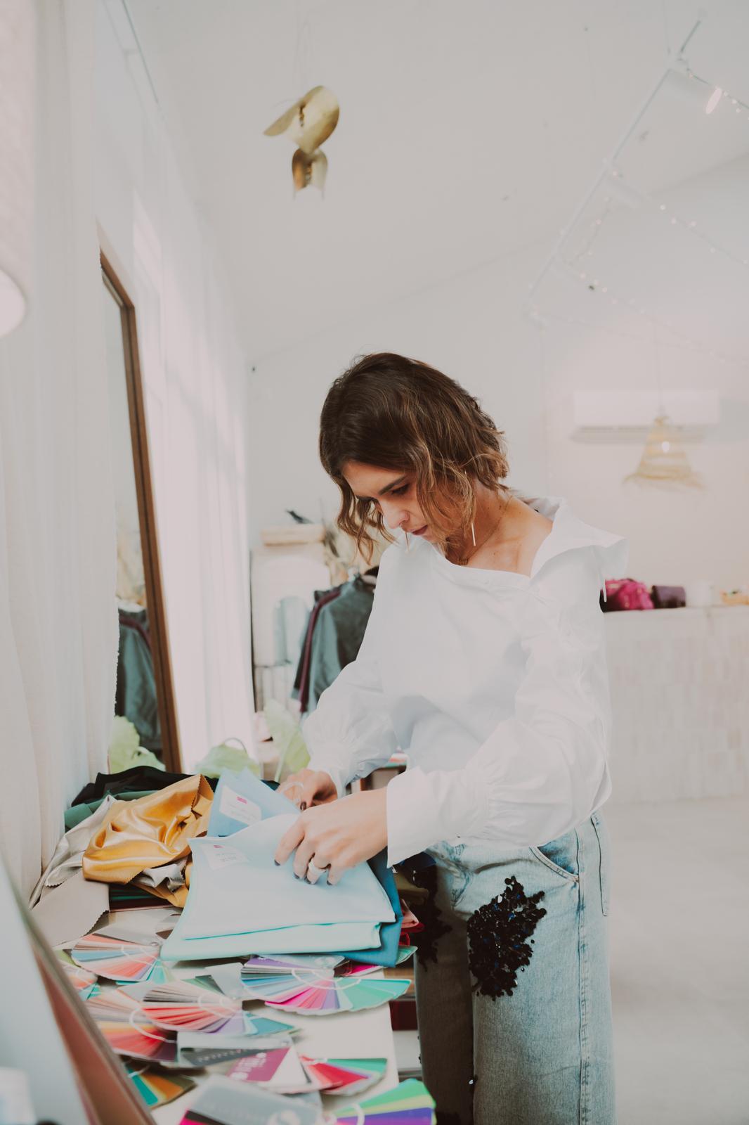 Sélection de nuanciers et de tissus en atelier